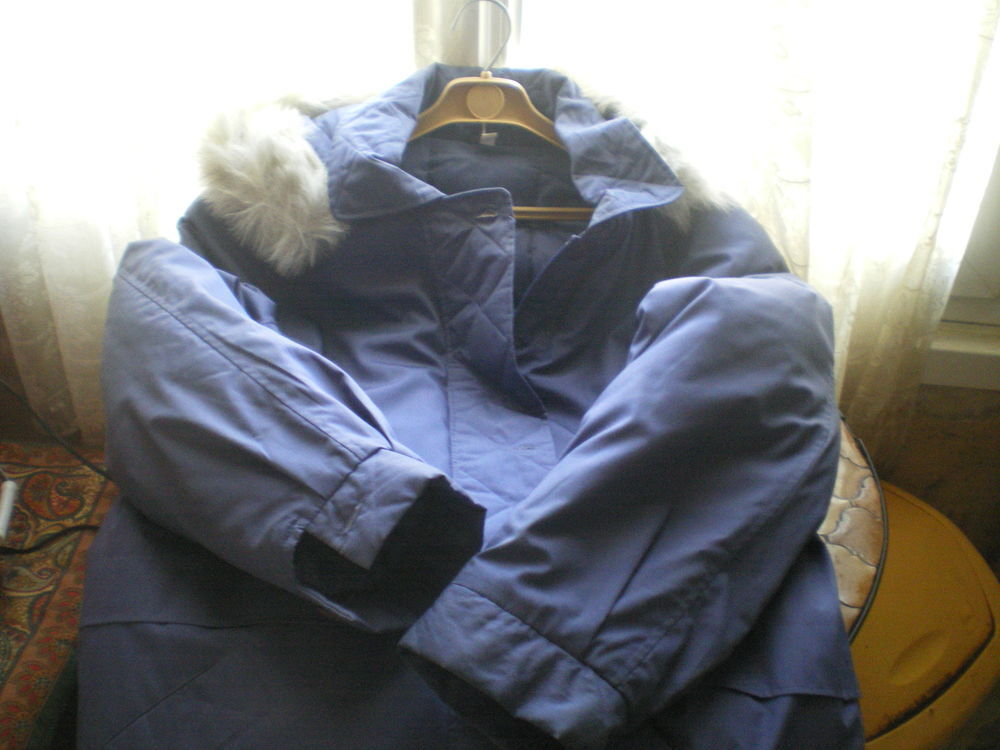 Parka de couleur bleue avec capuche Vêtements