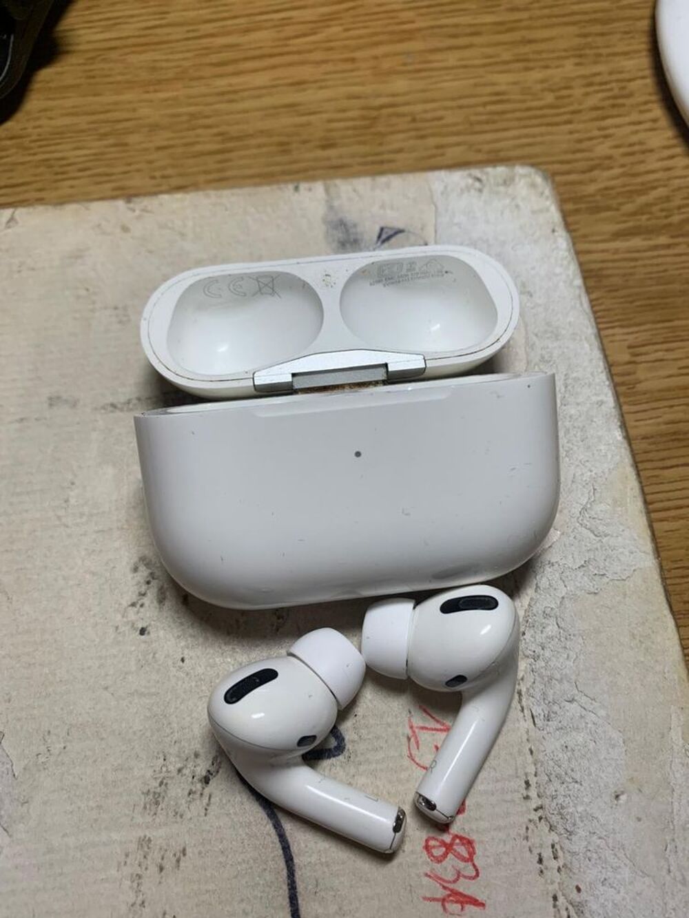 Apple AirPods non pro avec bo&icirc;tier de charge Matériel informatique