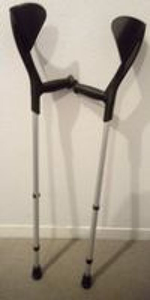   Lot 2 béquilles réglable état neuf. Sur Amiens Rivery. 20 €. C'est disponible. 