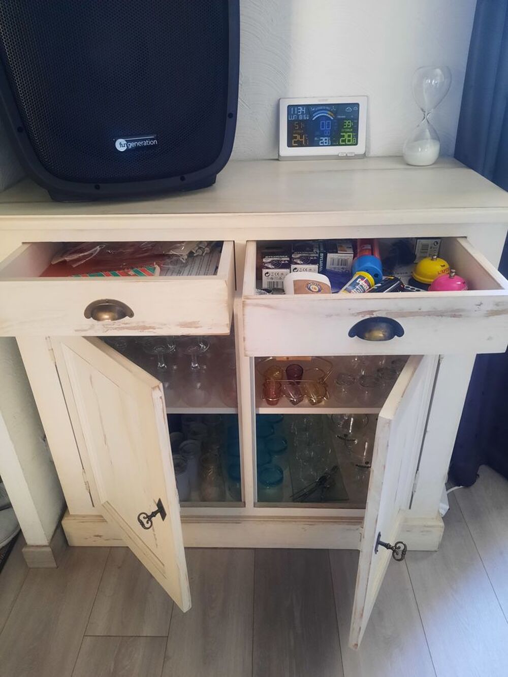 Joli meuble en bois blanc vieilli Meubles