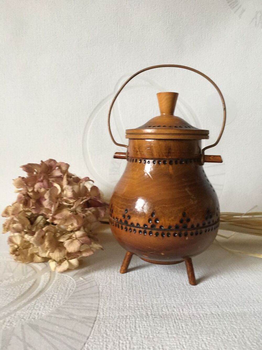 joli POT en BOIS verni pyrograv&eacute; avec anse et couvercle Décoration