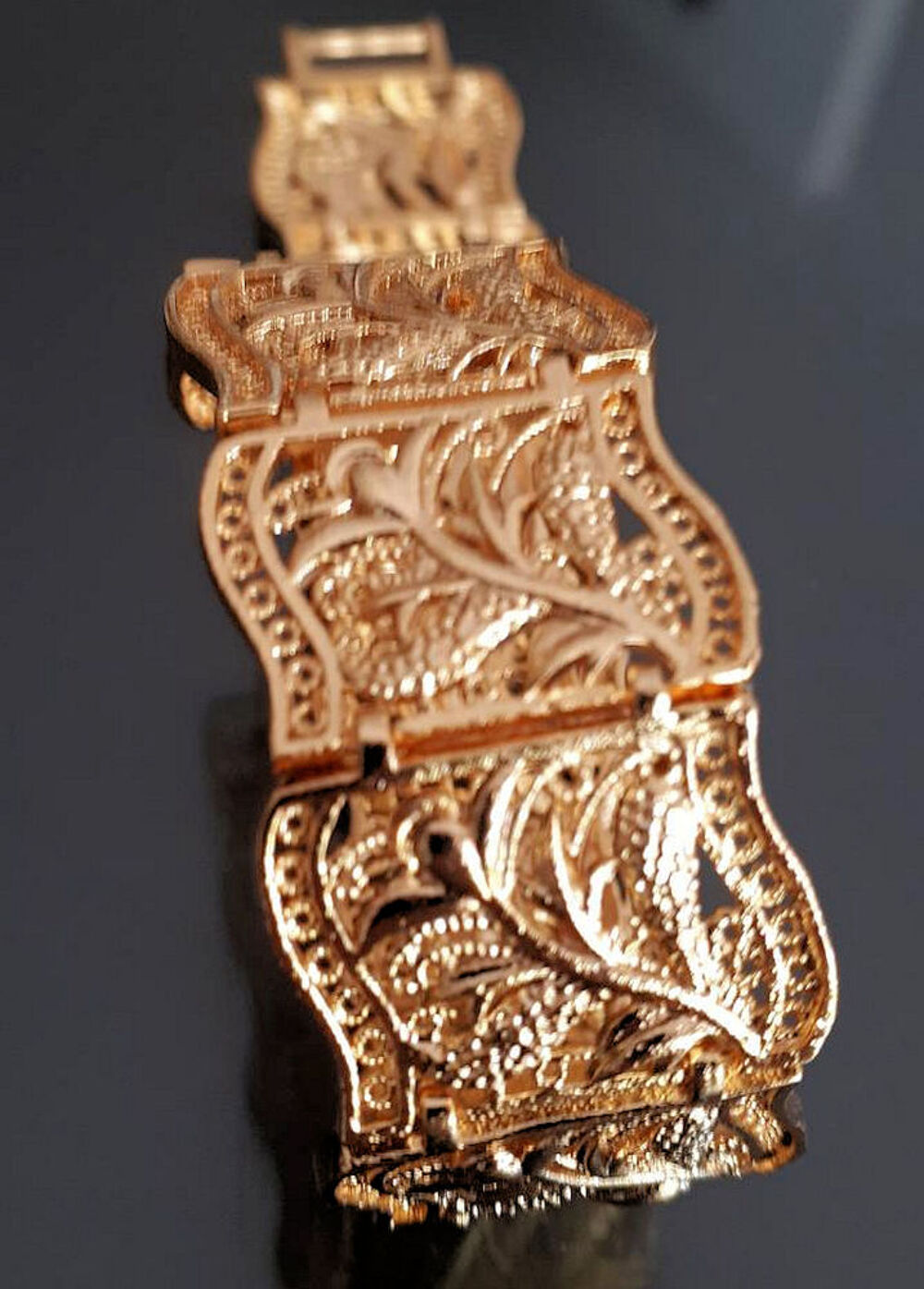 Un tr&egrave;s joli bracelet &agrave; motif floral ou arabisant ! Bijoux et montres
