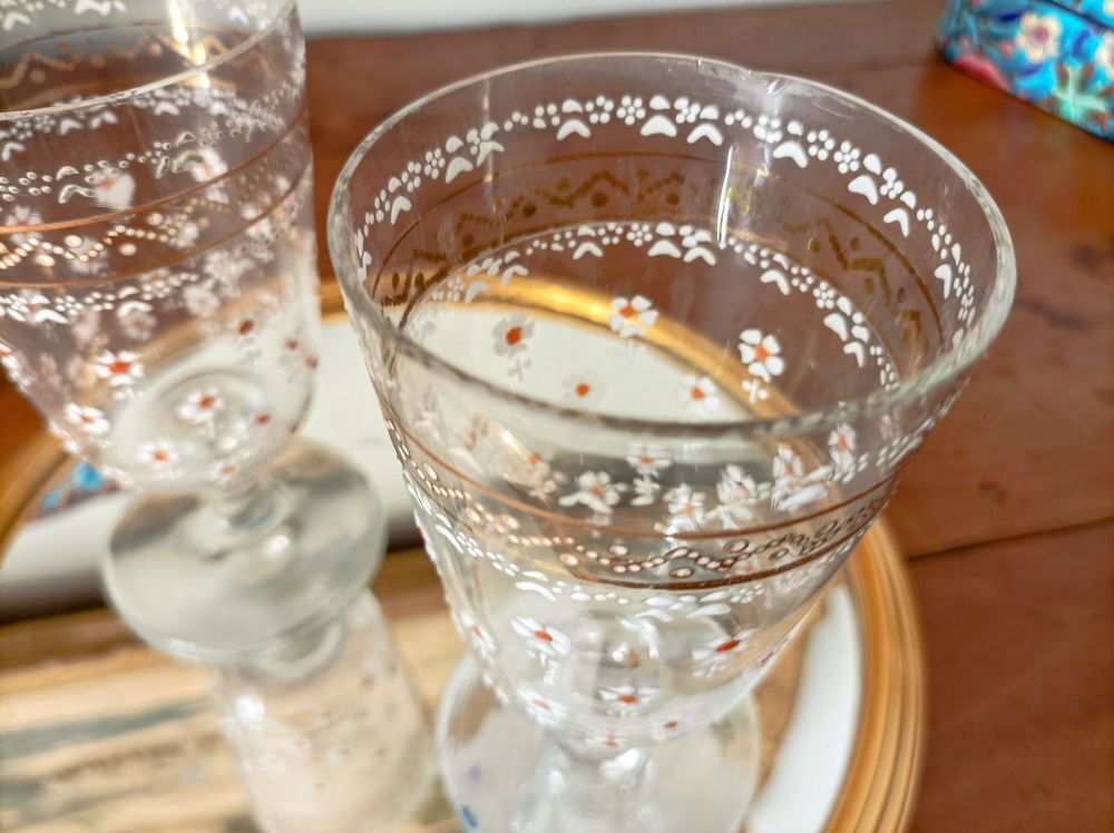 Service verres anciens et carafes &eacute;maill&eacute;s Décoration