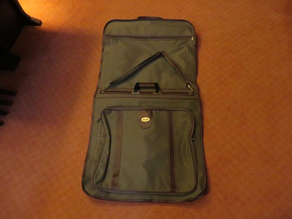 Valise en forme de sac pour le transport de costume. Maroquinerie