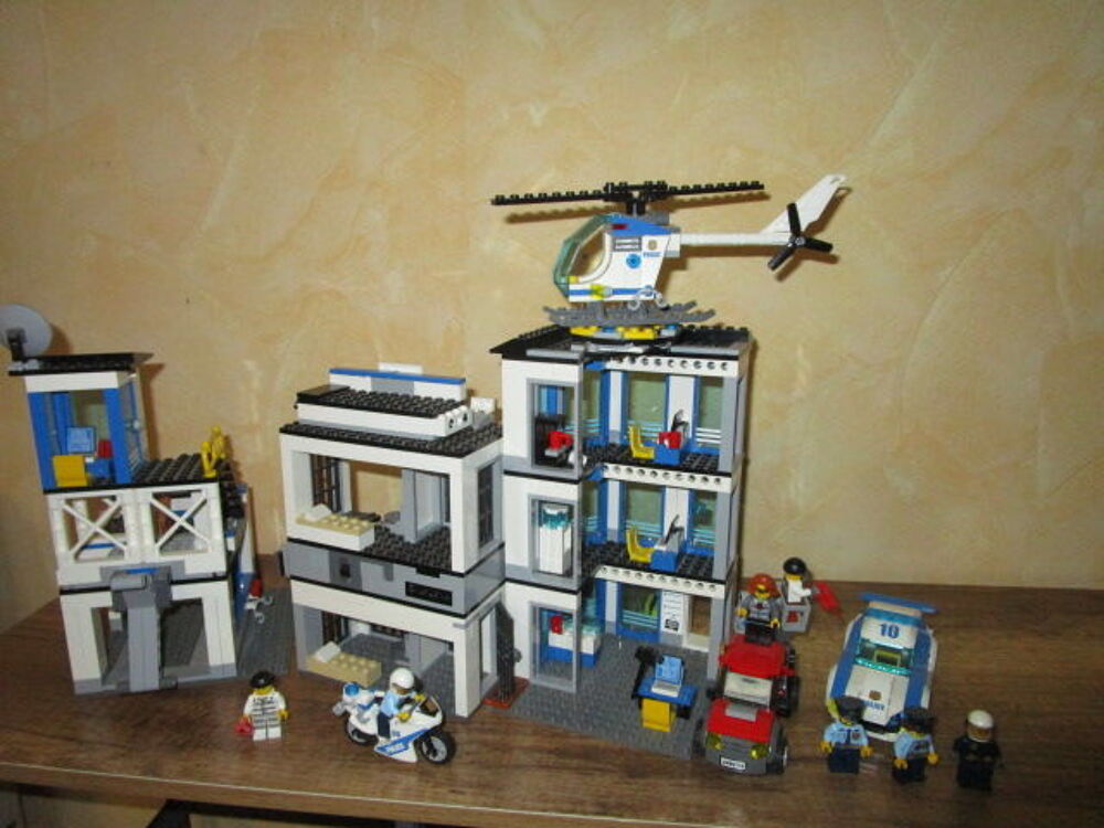 LOT 2CPCP
GROS LOT LEGO"CASERNE POMPIER+POLICE" Jeux / jouets