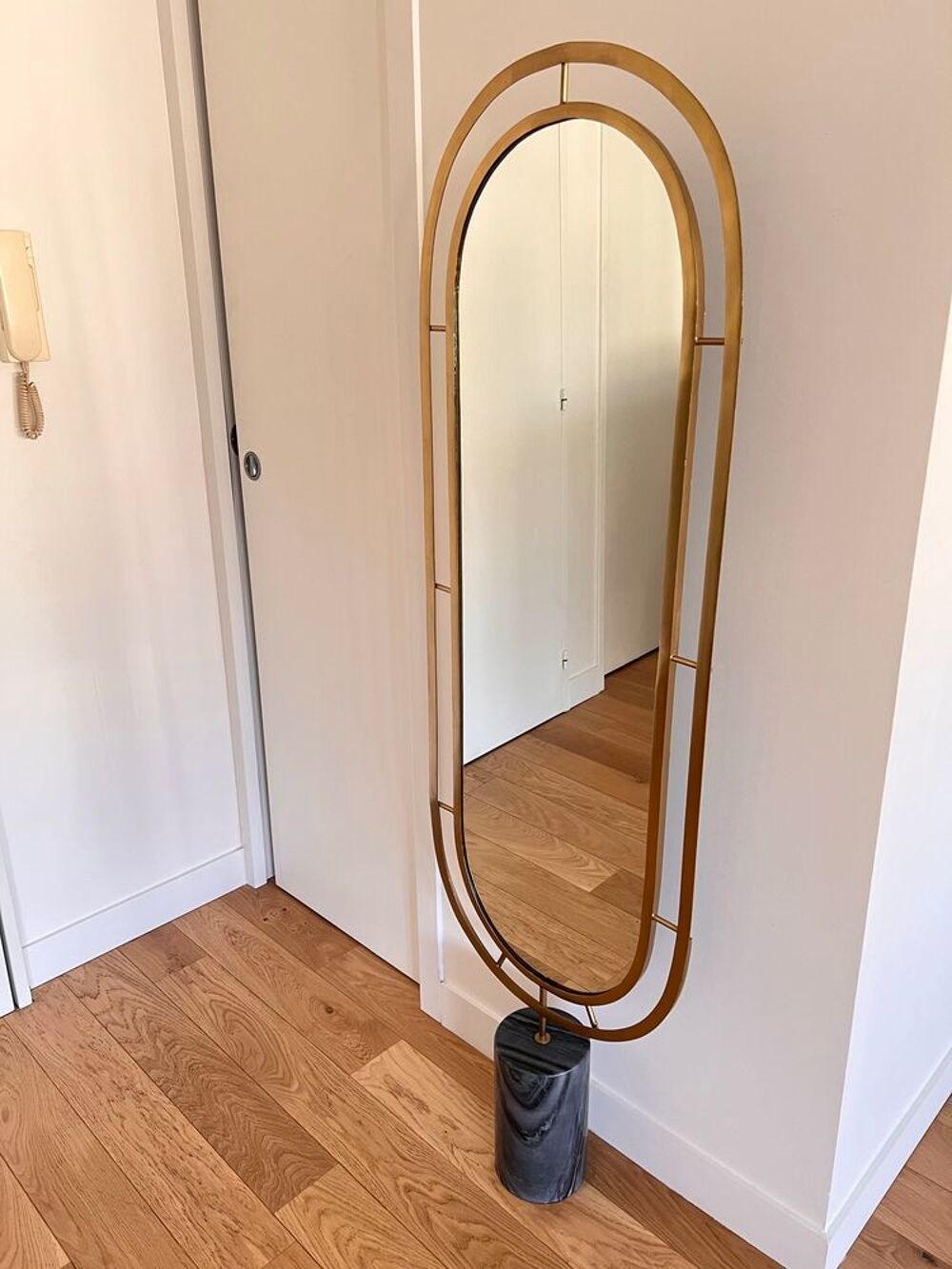 Miroir ovale dor&eacute; et pied en marbre Décoration