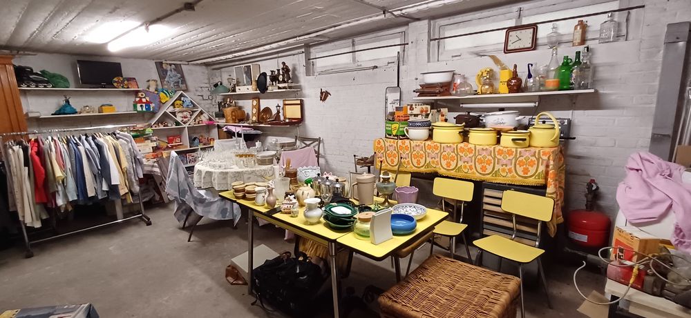 Table formica jaune 3 chaises et un tabouret Meubles