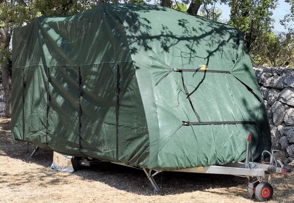 HOUSSE hivernage 
Faire offre dans la limite du raisonnable Jardin