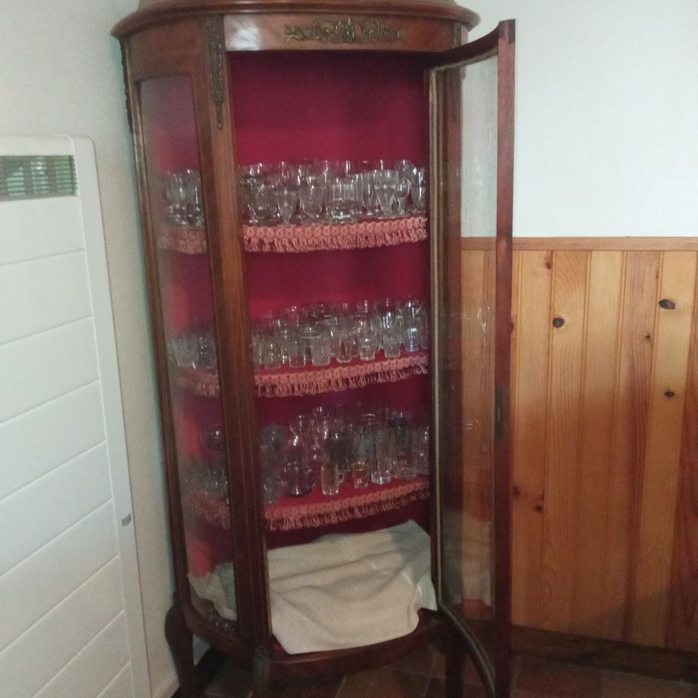 Tr&egrave;s belle vitrine avec collection de petits verres Décoration