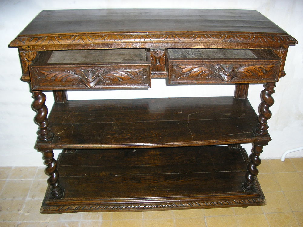 Console Henri II.
Meubles