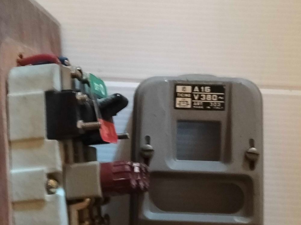 disjoncteur &eacute;lectrique 380 v Bricolage