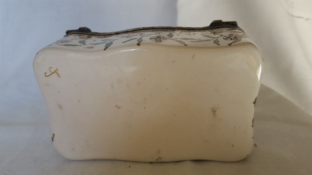 COFFRET ANCIEN EN FAIENCE 