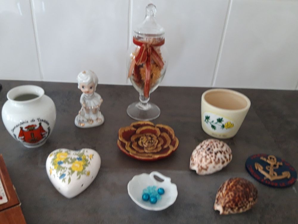 Petits bibelots en porcelaine, fa&iuml;ence, verre... Décoration