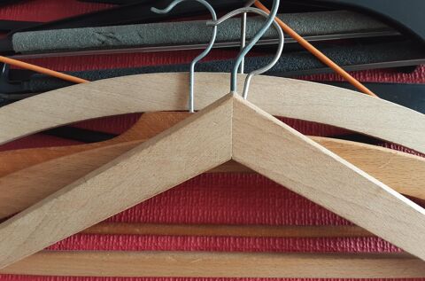 lot de 6+4 cintres disparates (6 en plastique rigide et 4 en 3 Pontoise (95)