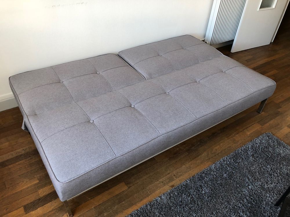 &Agrave; vendre,
Banquette clic clac de couleur grise. Meubles