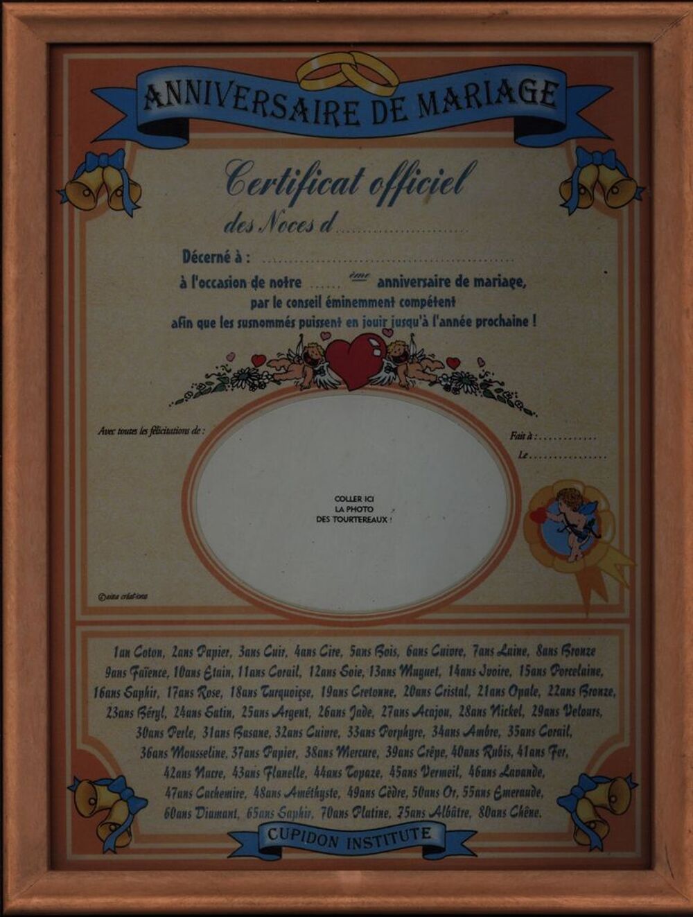 Dipl&ocirc;me anniversaire de mariage dans un cadre en bois rose 