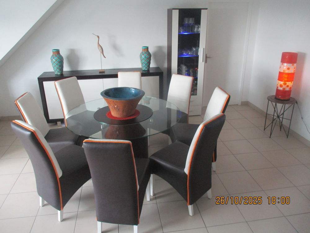 SUPERBE ET DESIGN TABLE AVEC PIED MASSIF ET PLATEAU EN VERRE Meubles