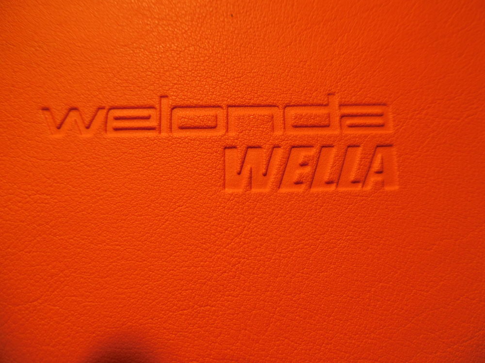 chaises welonde wella orange ;pour salon de coiffure 
