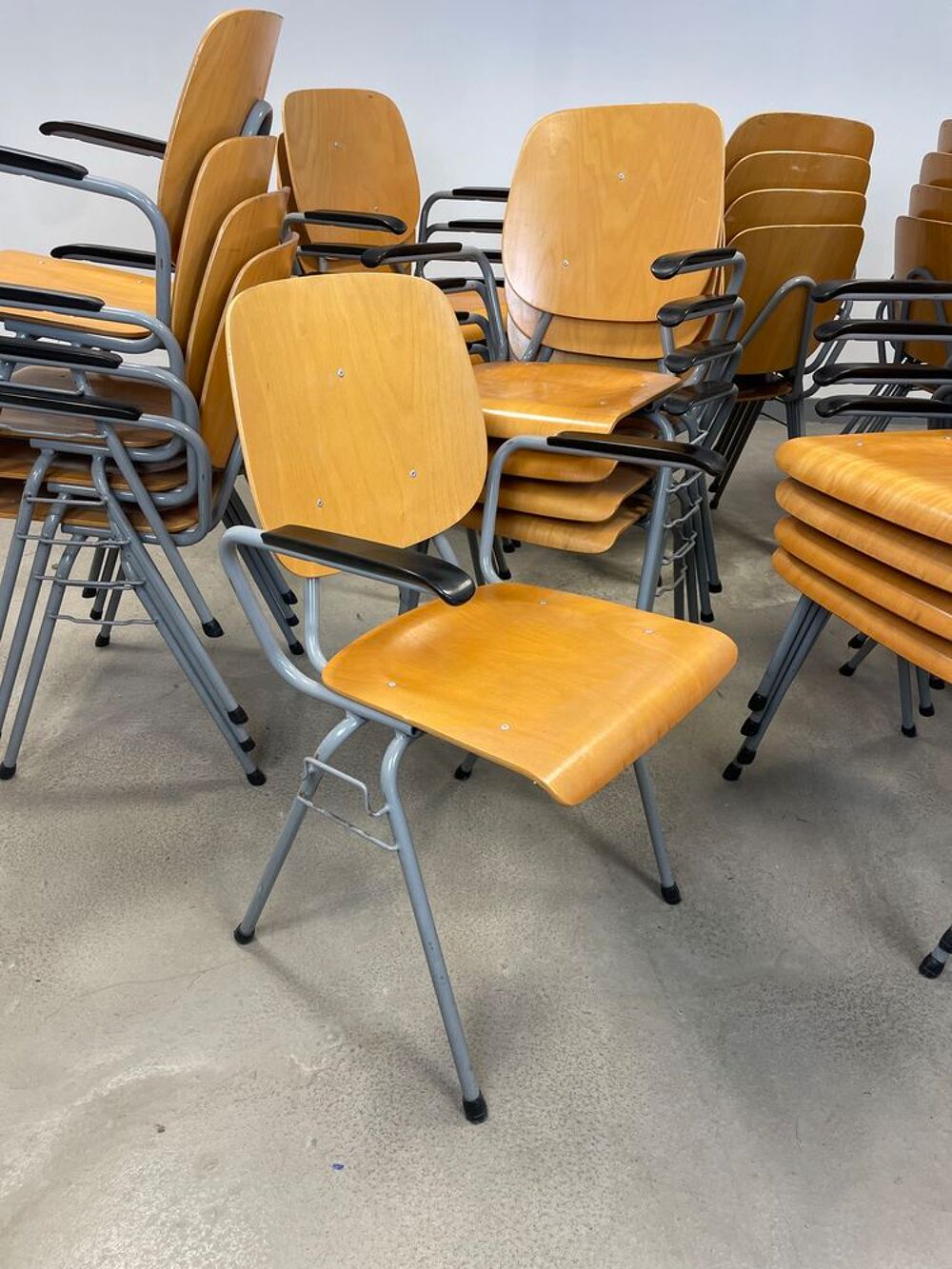 36 chaises accoudoirs &eacute;cole indus LIVRAISON POSSIBLE Meubles