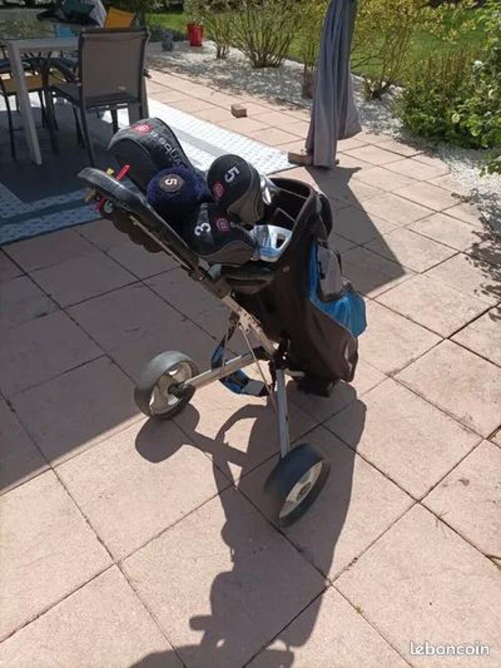 Sac de golf , clubs et chariot bleu Sports