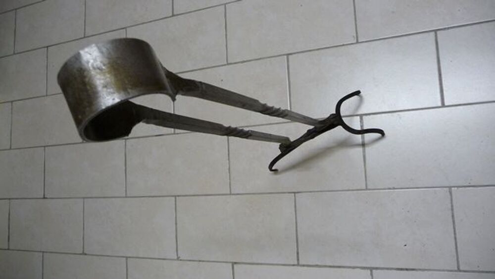 Pince &agrave; grosses B&ucirc;ches en fer forg&eacute;, &agrave; m&eacute;canisme. * RARE * Décoration