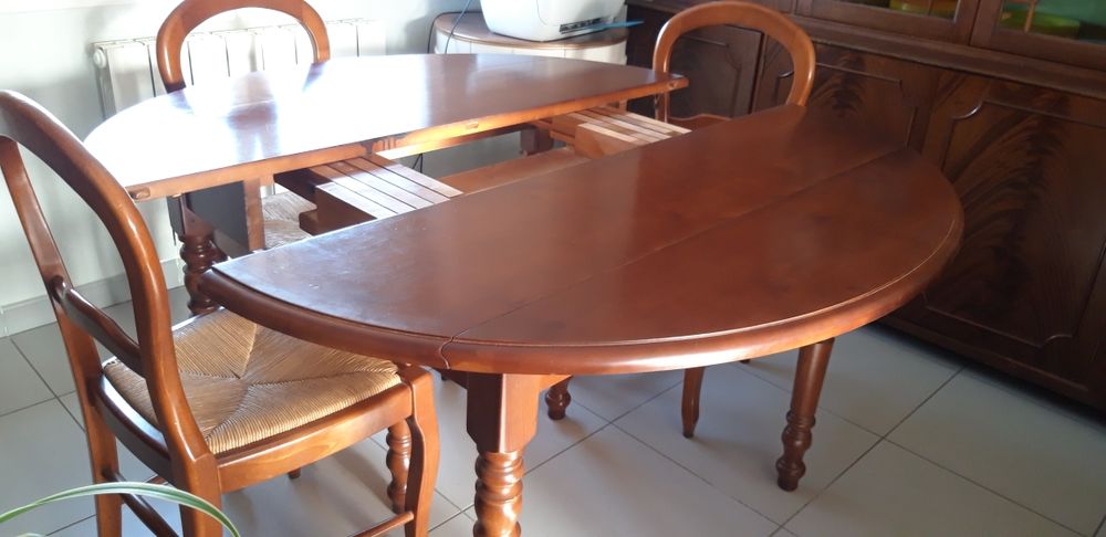 table ovale bois massif, couleurs acajou extensible jusqu &agrave; 10 couverts. dimensions ferm&eacute;es 110&times;130 , ainsi que 4 rallonges pour dimensions totale ouverte 230 cm. Et quatre chaises assises pailles. Cause de demena-gement Meubles