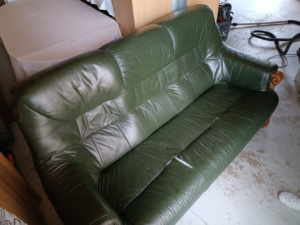Canap&eacute; cuir vert et bois 3 places 
Meubles