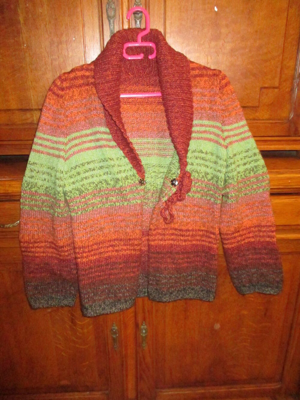 gilet &eacute;cossais &agrave; pression et un gilet noir bon &eacute;tat Vêtements