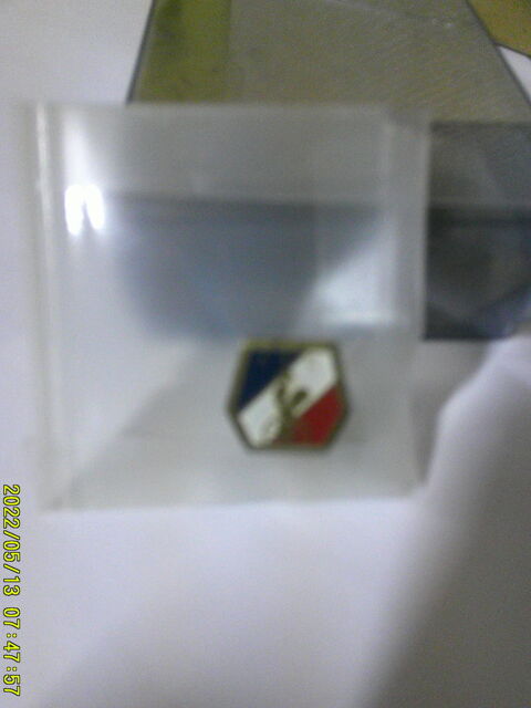 Beau  Porte Cl�s  ( ancien ) +  un Petit    PIN'S   . F.F.C 15 Nontron (24)