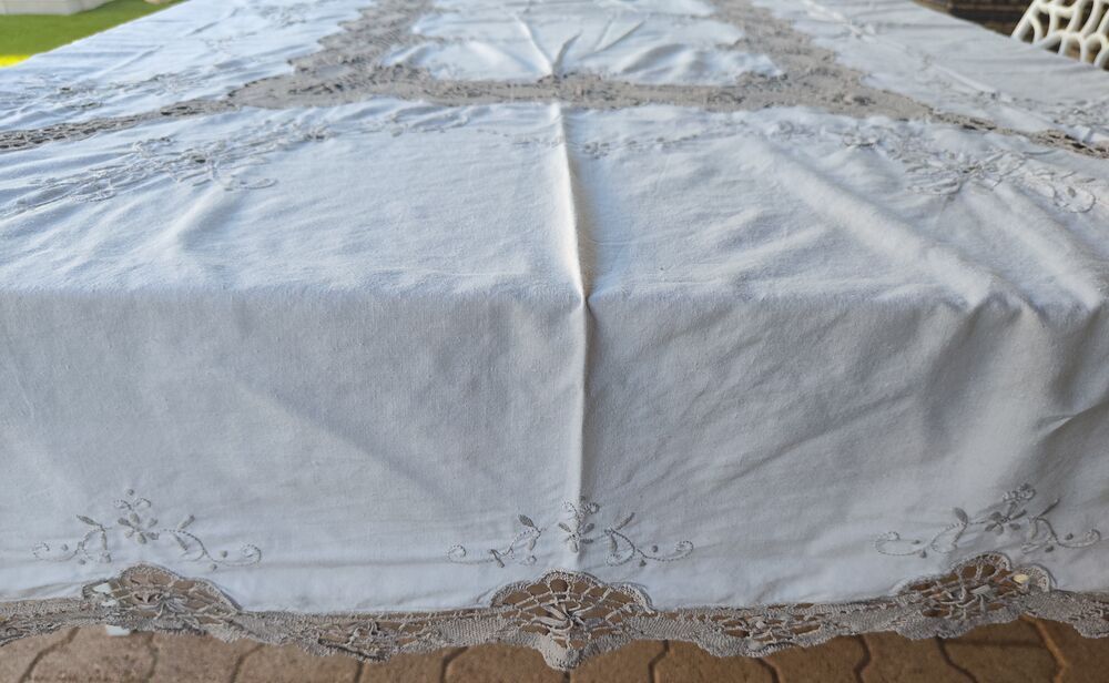 Nappe ancienne en lin brod&eacute;e main &amp; entelle au croc Décoration
