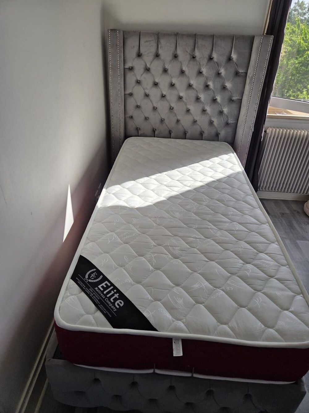 Lit coffre capitonn&eacute; gris + matelas tr&egrave;s bon &eacute;tat Meubles