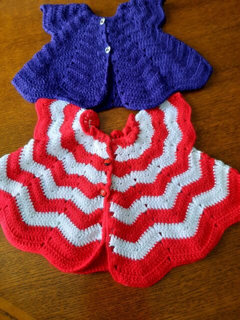Tricot�s main - Gilets b�b� - 6 - 9 mois - NEUF - Vers-sur-Selles (80)