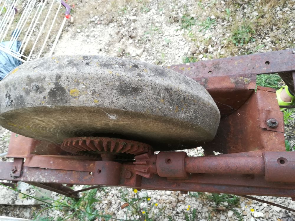 Meule &agrave; eau &agrave; restaurer. Faire offre Bricolage
