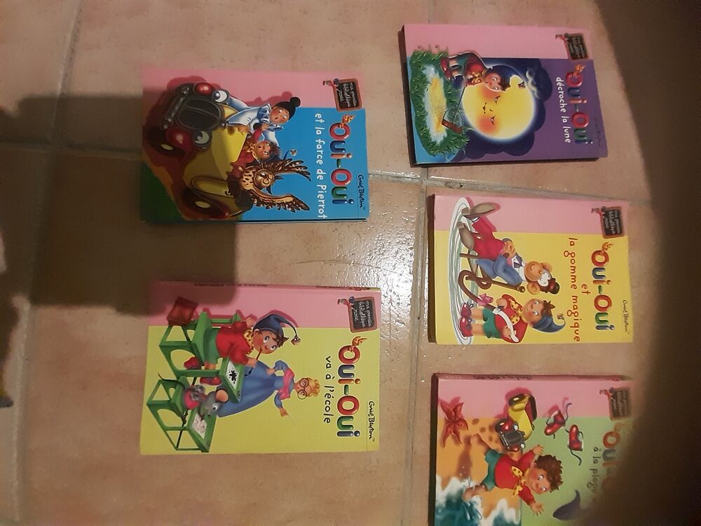 Livre OUI OUI et divers Livres et BD