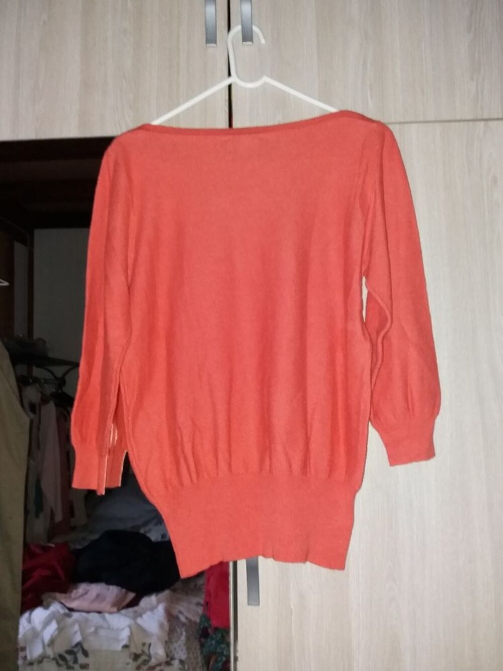 Pull couleur corail manches 3/4 taille 4 marque Zamba. Vtements