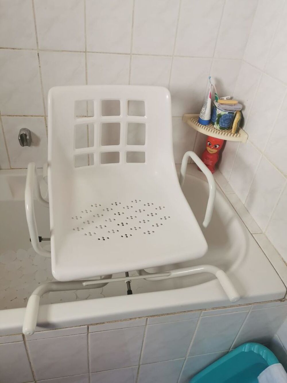 chaise pour personne &acirc;g&eacute;e pour baignoire. Meubles