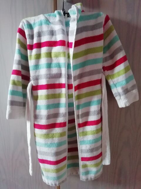 peignoir blanc  rayures rose  , vert amande , bleu 
fille : 8 Saint-Paterne (72)