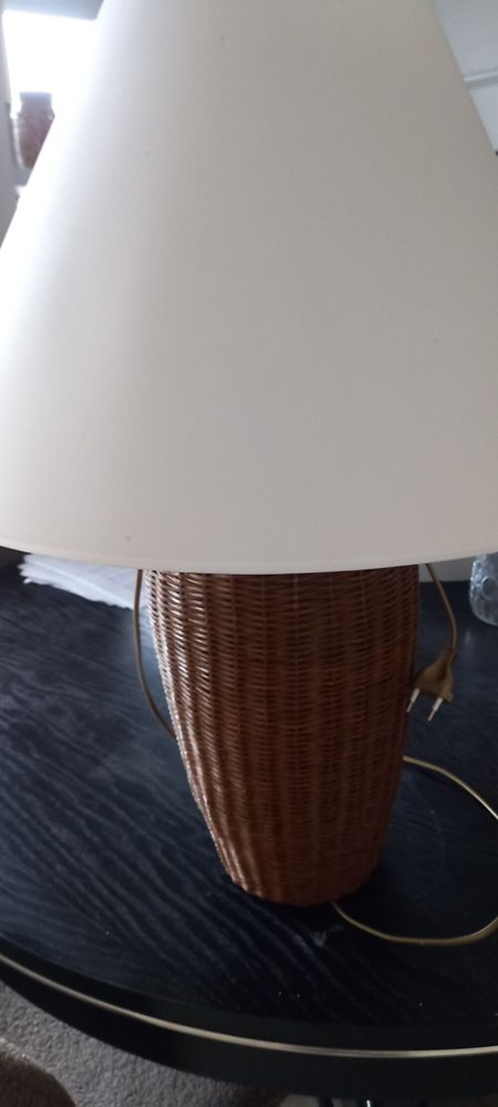 petite table en bois noire , tableaux, pouf, etc Décoration