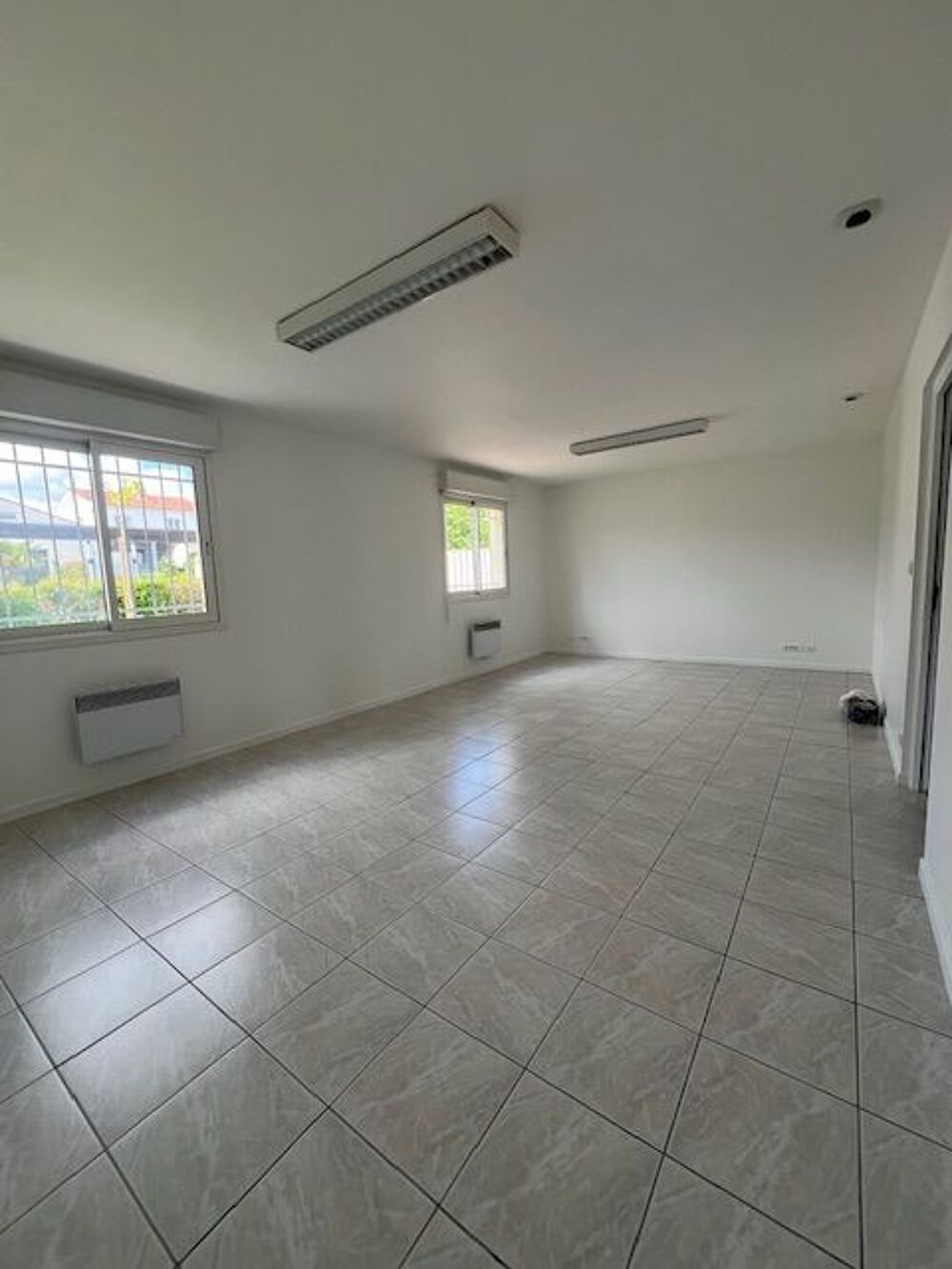   Local Bureaux à louer 69m² La jarne