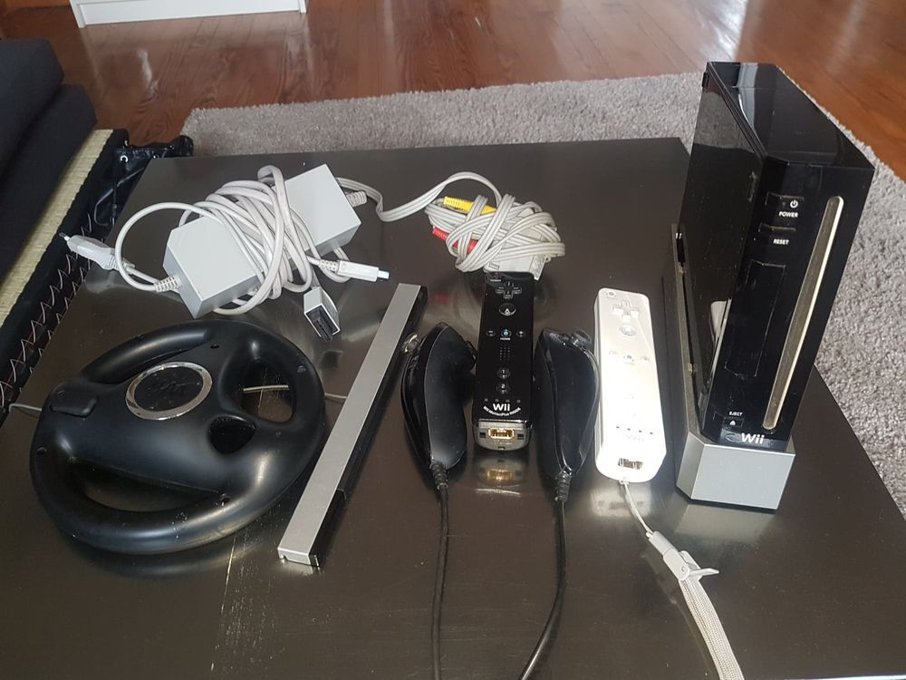 Console Wii noire TBE + 2 T&eacute;l&eacute;commande + VOLANT ET JEUX Instruments de musique