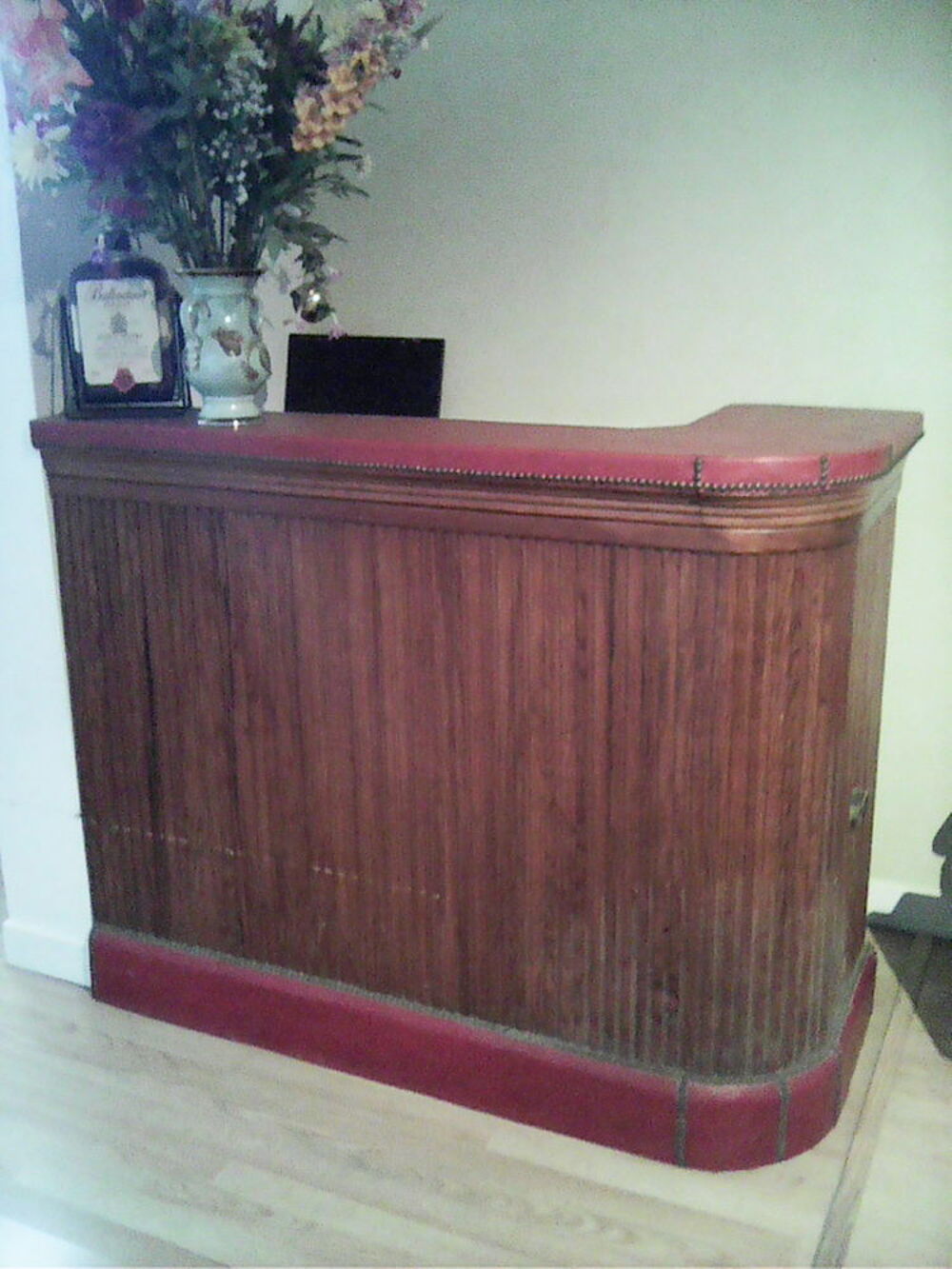 petit bar ancien . Meubles