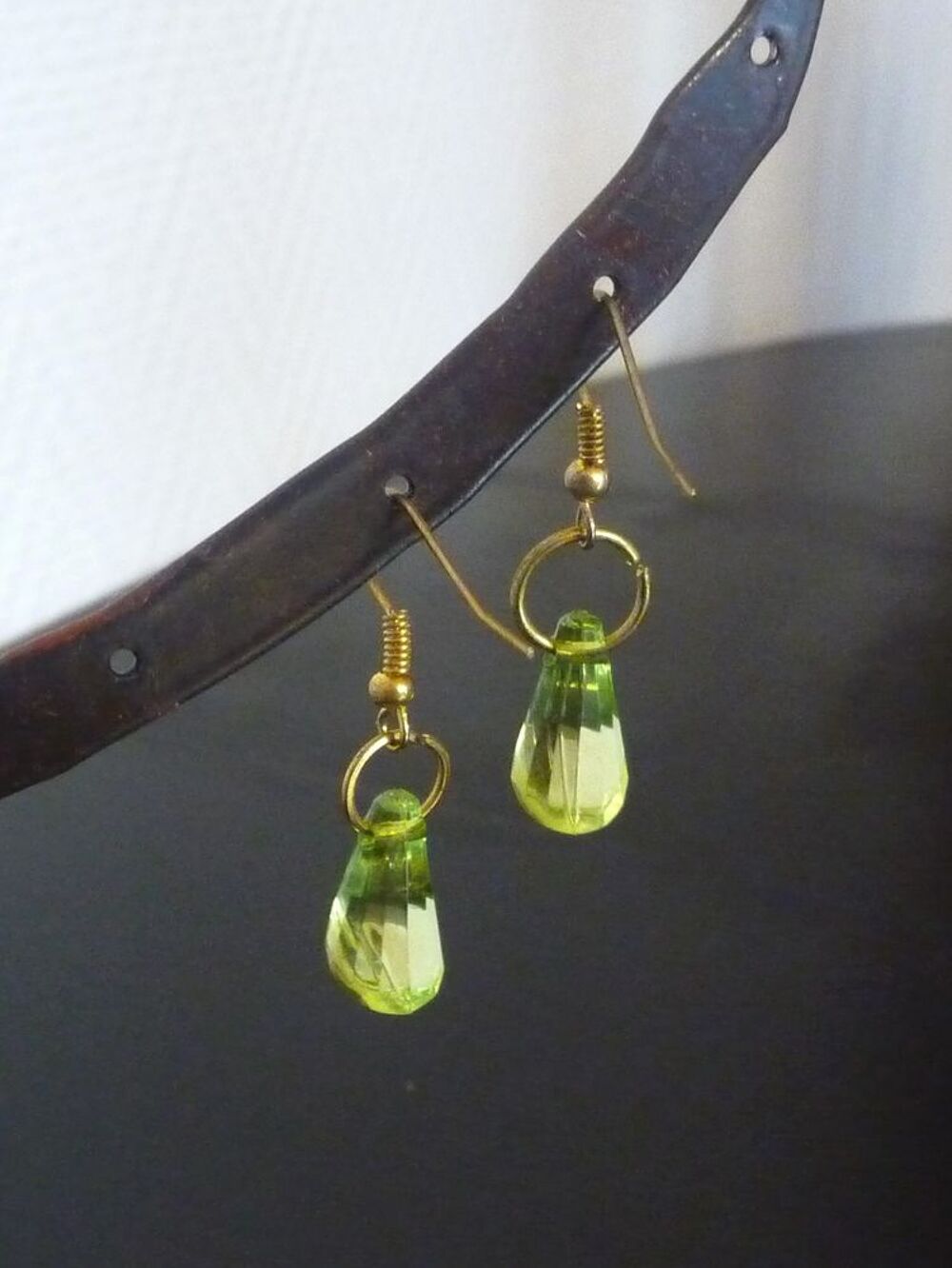 Boucles D'Oreilles Dormeuses en M&eacute;tal Dor&eacute; et Plastique Vert Bijoux et montres