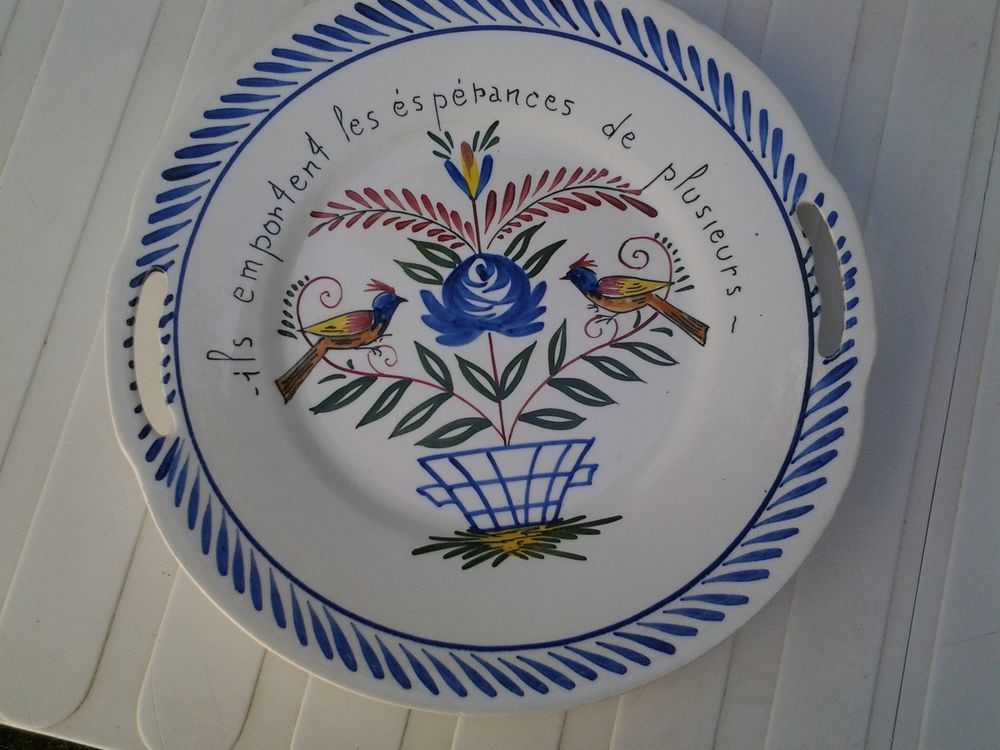 LOT D'UN PLAT ET UNE SAUCIERE EN FAIENCE Décoration