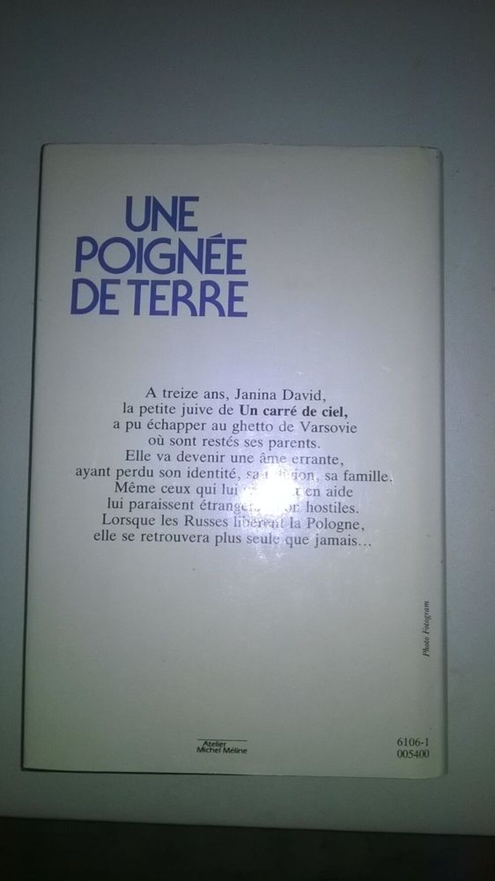 Livre Une Poign&eacute;e de terre Livres et BD