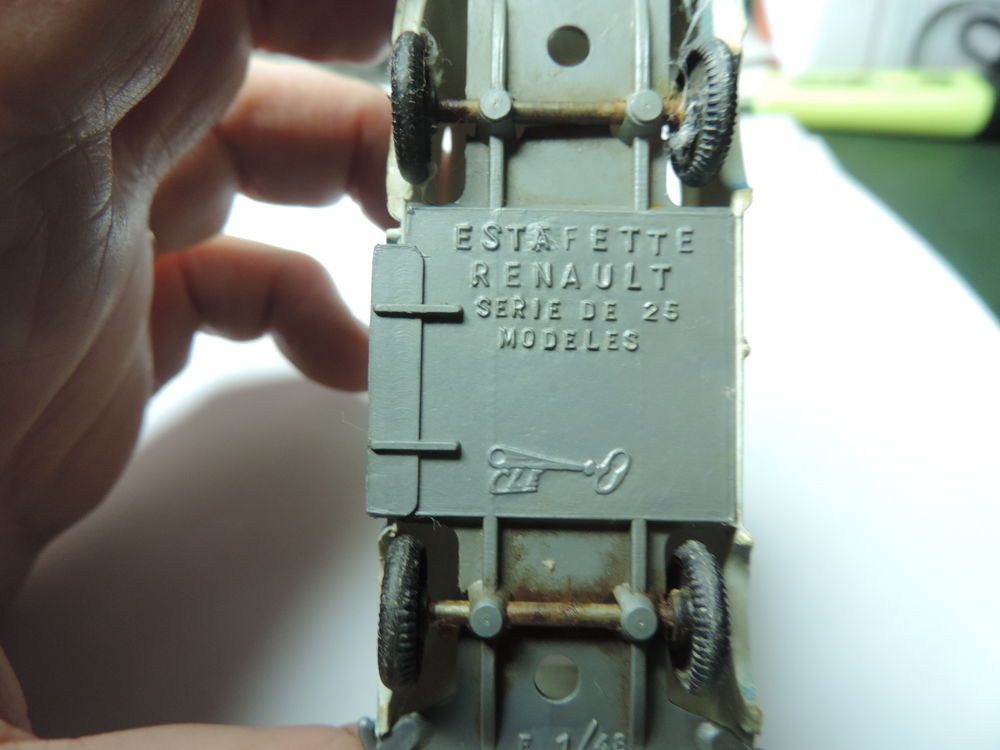 RENAULT ESTAFETTE - Echelle : 1/48 &egrave;me. 