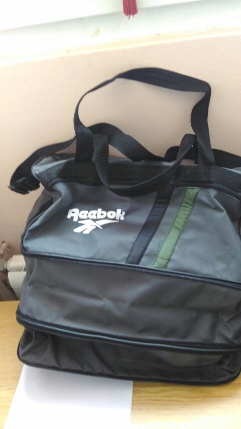 Sac REEBOK gris avec 2 ouvertures 10 Saint-Brs (30)