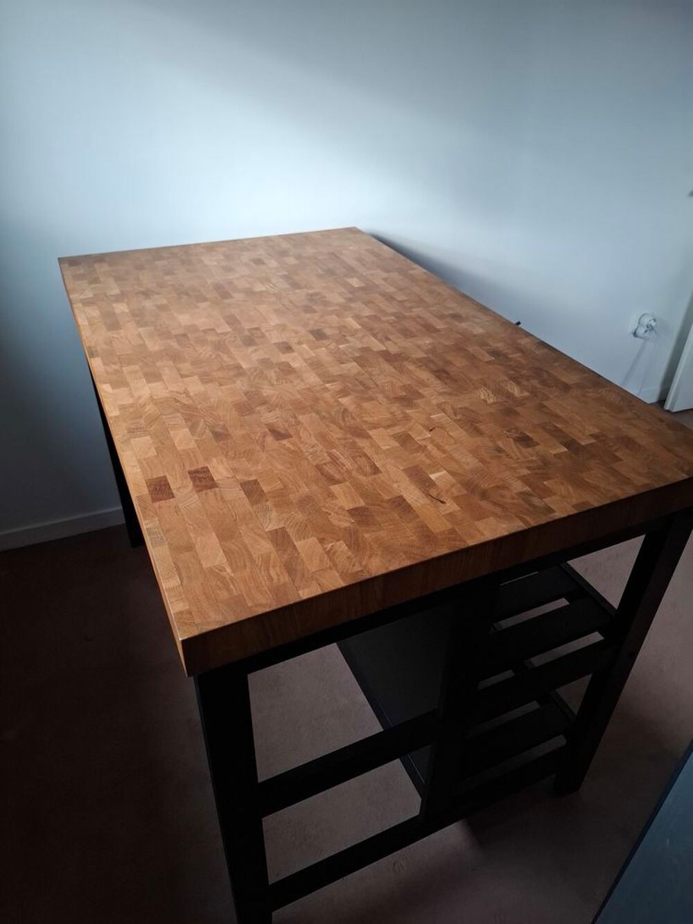Table en bois ikea avec &eacute;tag&egrave;res Meubles