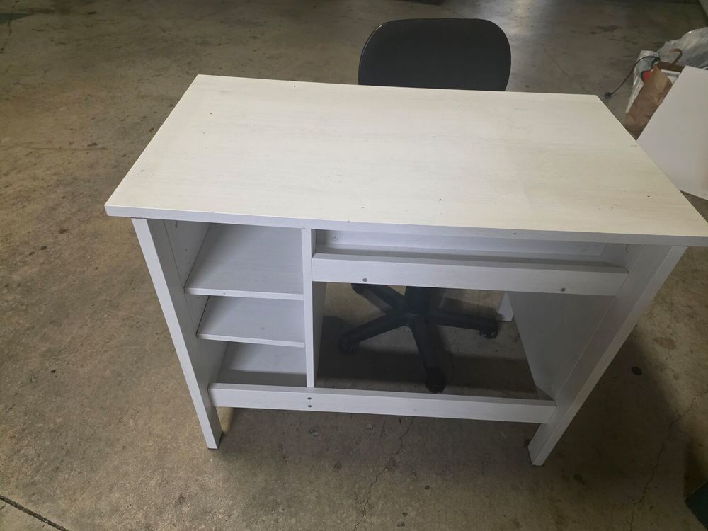Meuble i formatique avec une chaise Meubles