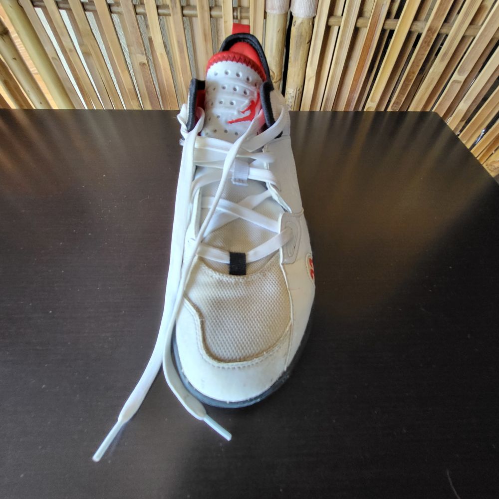 Baskets Nike Jordan Stay Loyal 2 T.39 blanches Tr&egrave;s bon &eacute;tat Chaussures