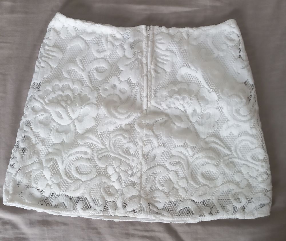 d'une jupe blanche &agrave; motif Vêtements
